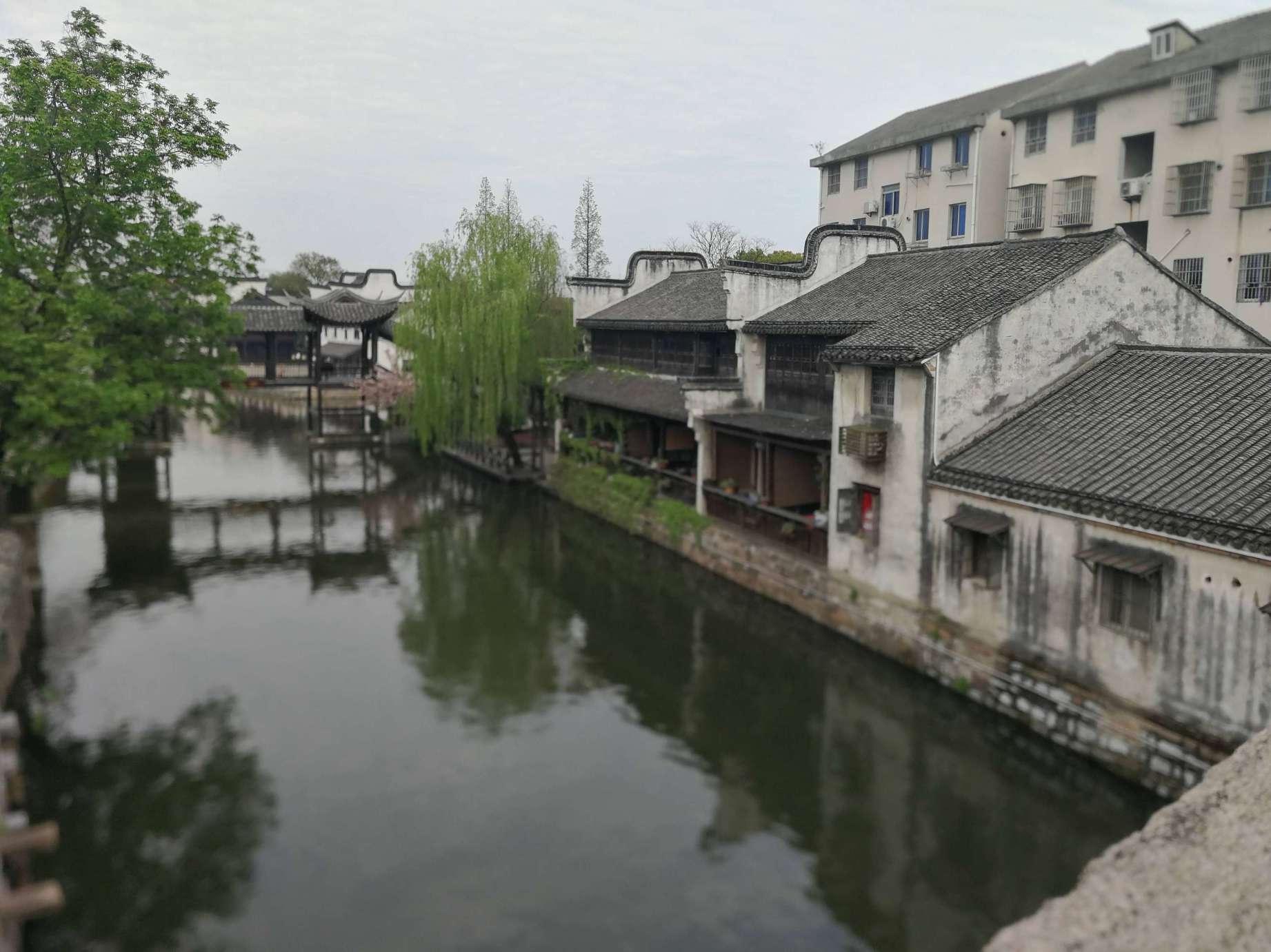 岚图追光：混动之王的光，追上百万豪华